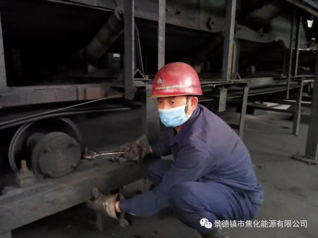 “老線這邊人手不夠，你們那邊有誰可以過來支援？”“好的，我馬上來。”聽到這個消息時，羅國安剛剛結(jié)束新線的維修工作，但他二話不說，立即拿起維修包，投入到老線的維修工作當中。每天工作10小時以上已經(jīng)成為抗疫期間的常態(tài)，雖然身體很疲憊，但是他沒有任何怨言，“確實很辛苦、很累，但現(xiàn)在正是特殊時期，只有保障公司生產(chǎn)經(jīng)營“不斷檔”，我們生活才能“不斷線”，恰恰我所在的運輸廠就是承擔著焦炭煤炭運輸?shù)闹匾氊?，所以我更應該恪盡職守，保障好這些設備的穩(wěn)定運行?！?jpg